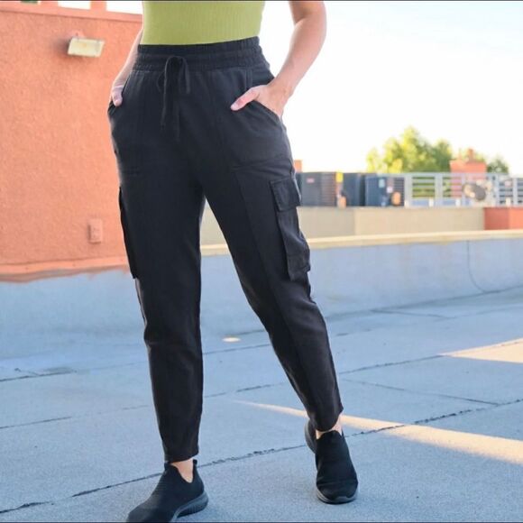 Fabletics black Zuri cargo Jogger - Picture 1 of 9